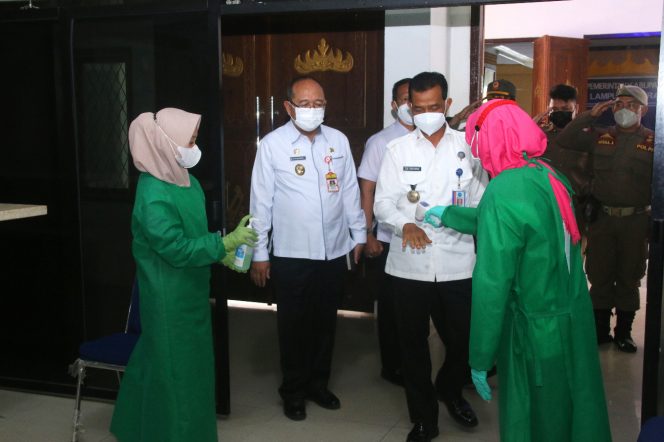 
 Foto Diskominfo Lampura  1. Sekdakab Lampura H. Lekok bersama Kepala BNNP Lampung Brigjen Pol. Edy Swasono saat hendak masuk ke ruang sosialisasi, Rabu (6/10).