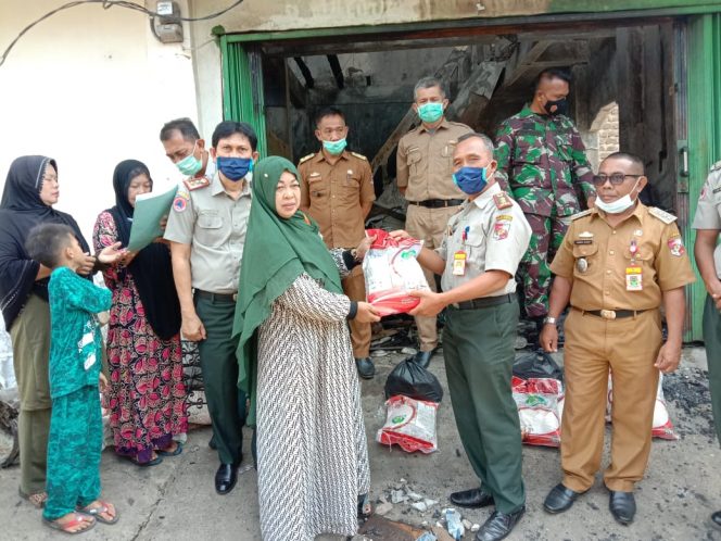 
 Foto IST  Kabid Rehabilitasi dan Rekontruksi BPBD Lampura Kasim saat memberikan bantuan Sembako kepada korban kebakaran di Bukit Kemuning.