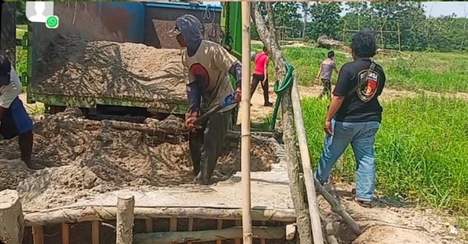 
 caption : Tampak petugas  Unit Tipidter Sat-reskrim, Polres Lampura, memergoki aktivitas penambang pasir ilegal di aliran sungai Way Pengubuan, Dusun Gedung Jaya, Desa Pagar Gading, Kecamatan Blambangan Pagar Lampura.
