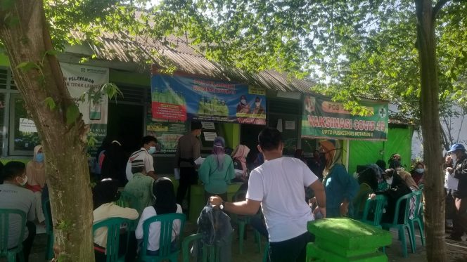 
 Lama Mengantri Vaksinasi, Lansia Mengeluh Pusing dan Lesu