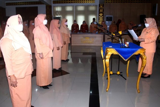 
 Foto Diskominfo Lampura  Ketua Dharma Wanita Persatuan Lampura Hj. Haliana Daita saat melantik pengurus dari SKPD.
