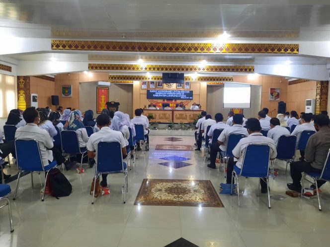 
 caption :  rakor Lintas Sektoral Percepatan Vaksin,  di Ruang Siger Pemda Lampung Utara, Rabu (13/10).  