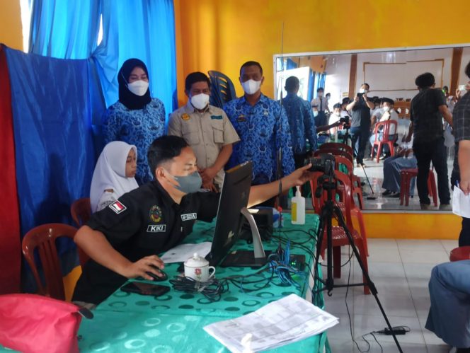 
 Caption : Tampak petugas dari Disdukcapil saa melakukan persiapan perekaman KTP-El di SMA BK.  