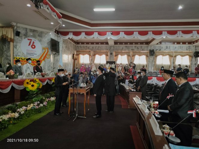 
 caption : Pelantikan Jupi Sunandar sebagai anggota DPRD Lampura Pengganti Antar Waktu (PAW), oleh ketua DPRD Lampura Romli, pada rapat paripurna istimewa DPRD setempat, Senin (18/10)