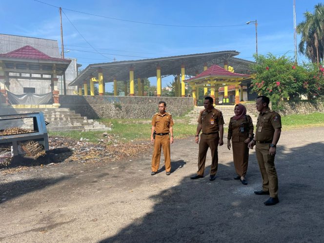 
 Caption :  Kadisdag Lampura Hendri bersama Kepala DLH Tomy Suciady saat meninjau sampah yang ada di TS Kotabumi, Selasa (12/10).
