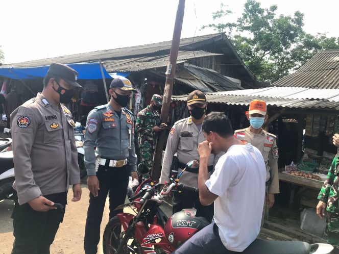 
 caption : Satgasus Covid-19 memberikan teguran terhadap pengendara yang tidak mengenakan masker di Pasar Central Kotabumi 
