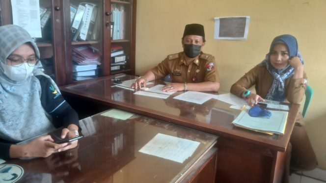 
 caption : Kabid Rehabilitasi Sosial, Dinas Sosial, Heri didampingi Ajeng Sri Aksara Kasi, Widya dan Sakti Peksos Kemensos-RI, dikantor Dinas Sosial Lampura, Senin (11/10)
