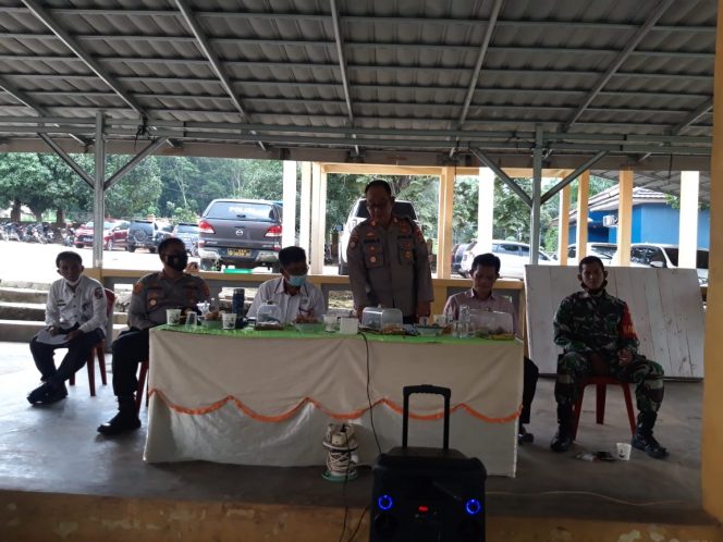 
 Foto CW-Ruf 
Caption : Tim Team III Cooling System Polres Lampung Utara(Lampura) saat melakukan bimbingan dan penyuluhan terhadap 21 Cakades di Aula Kecamatan Abungpekurun, Kamis(25/11).
