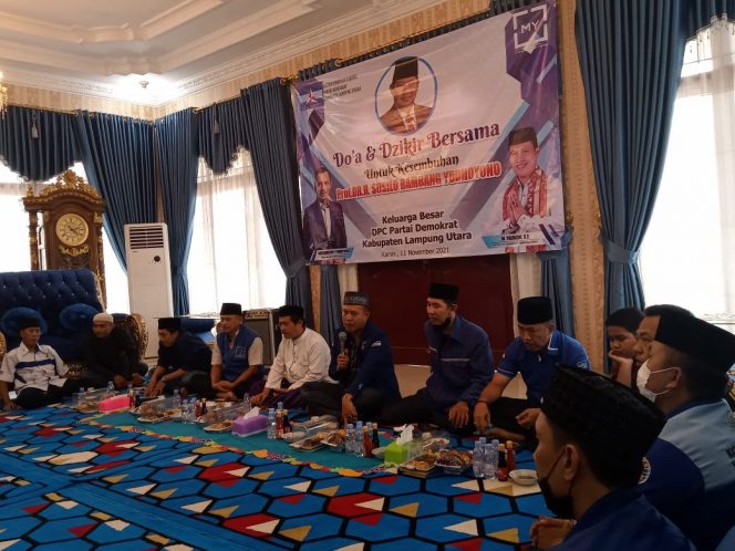 
 caption : Doa bersama yang digelar pengurus DPC PD Lampura, dikediaman dinas ketua DPRD Lampura yang merupakan politisi asal  PD, Kamis (11/11)  