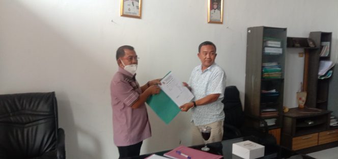 
 caprtion :Wakil ketua DPRD Lampura Madri Daud (kiri) menerima pengaduan dari rekanan yang disampaikan Iwan Hadi Wijaya, direktur CV. Padetu (kiri) diruang rapat komisi II DPRD setempat, Senin (29/11)