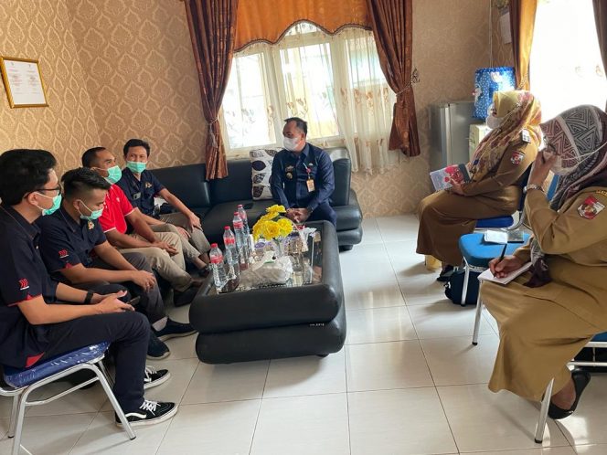 
 Foto IST  Kadisdag Lampura Hendri saat berbincang dengan pihak SRC, Senin (22/11).
