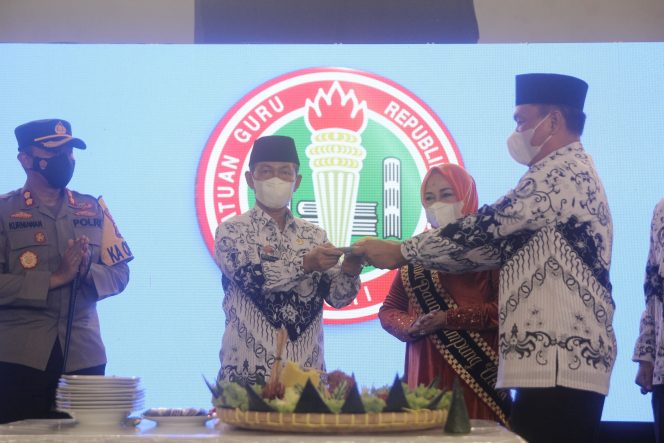 
 Foto Diskominfo Lampura  Kadisdikbud Lampura H. Mat Soleh saat memberikan potongan tumpeng pertama kepada Bupati Lampura H. Budi Utomo dalam peringatan Hari Guru, Kamis(25/11).  