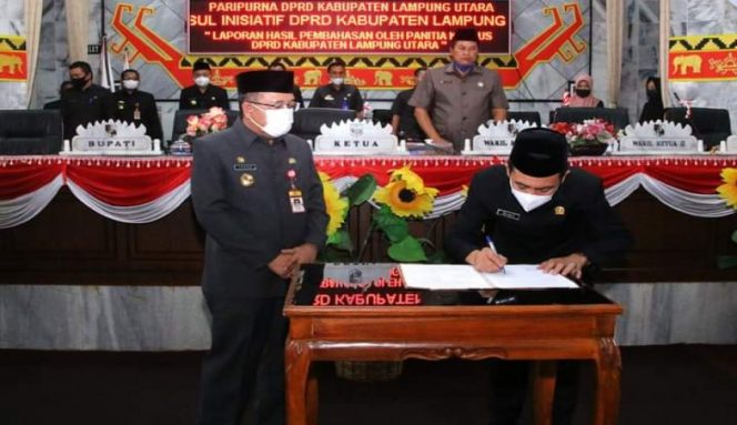 
 caption : Ketua DPRD Lampung Utara, Romli, A.Md melakukan penandatanganan persetujuan Raperda disaksikan oleh Sekdakab Lampura, Hi.Lekok Foto : Ist.
