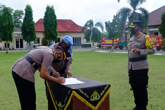 
 caption : Kapolres Lampura memimpin langsung upacara sertijab dan pelantikan pejabat utama Polres setempat.