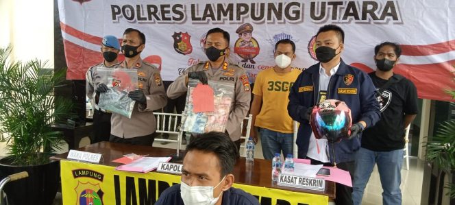 
 caption : Kapolres Lampura AKBP Kurniawan Ismail, membeberkan kronologis penangkapan enam gembong curat, dalam Konferensi Pers yang digelar di mapolres setempat,  Senin (15/11) sekira pukul 13.30 WIB.