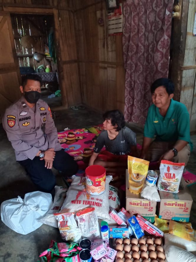 
 Foto IST 
Caption : Pendamping Disbilitas/ TKSK Abung Tinggi Safron Mulyanto didampingi Panit Binmas Polsek Bukitkemuning Aiptu Pol. M. Purnomo, saat menyalurkan bantuan pangan untuk penyandang disabilitas Desa Pulau Panggung, Rabu(17/11).
