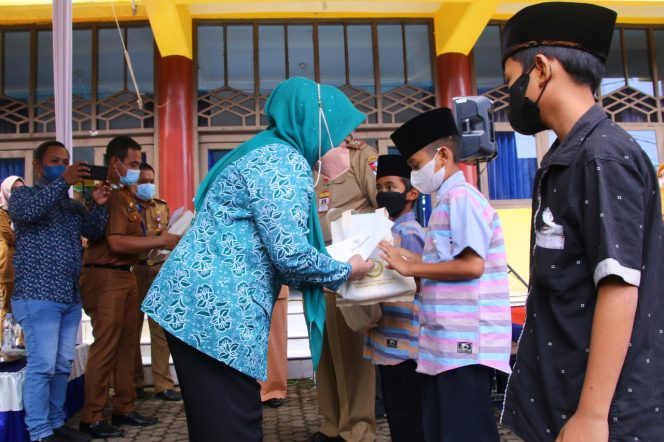 
 Foto Diskominfo Lampura  Ketua TP-PKK Lampura Hj. Nur Endah Sulastri saat memberikan tali asih kepada peserta khitanan masal di Gedung Korpri, Selasa(23/11).  
