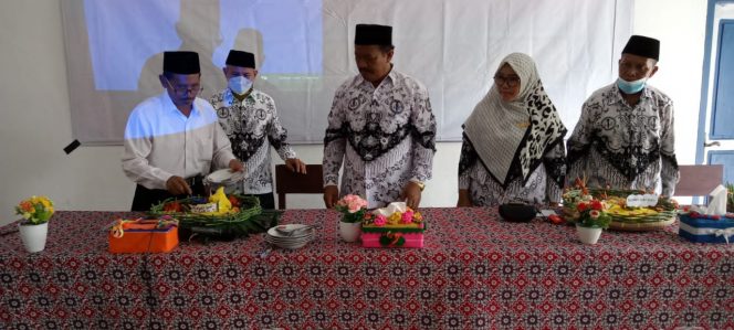
 Foto cw-ono 
Caption : Ketua Yayasan Pendidikan LKMD Sidomukti, KH. Asnawi AR, didampingi Kepala UPTD SMP LKMD Abung Timur, saat memotong nasi tumpeng dalam peringatan HUT PGRI 76 dan HGN 2021 di Sekolah Setempat, Kamis(25/11). 
