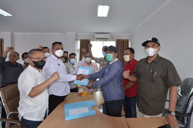 
 Nirwana Kembalikan Berkas Pendaftaran Perdana