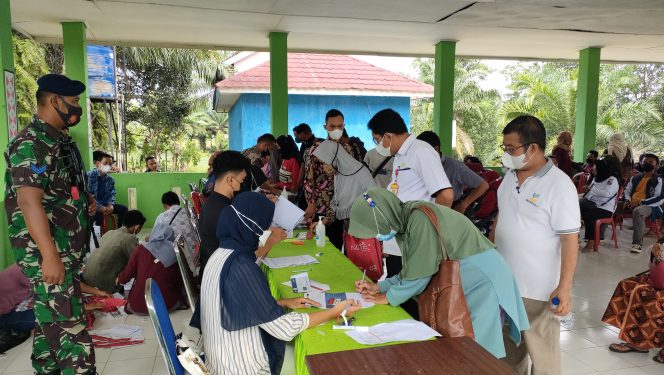 
 Foto Riduan
Caption : Camat Kotabumi Selatan, Sari Husin, didampingi Pendamping Bansos Program Sembako, Elani, saat memantau pelaksanaan pendistribusian KKS bagi keluarga penerima manfaat(KPM) di aula Kecamatan setempat, Rabu(24/11).
