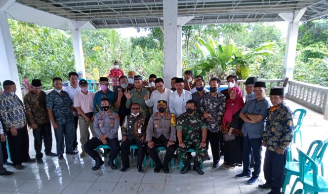 
 caption : Usai menggelar Coling System, Kapolres Lampura AKBP Kurniawan Ismail (tengah)  foto bersama Cakades, dan Camat Bukitkemuning