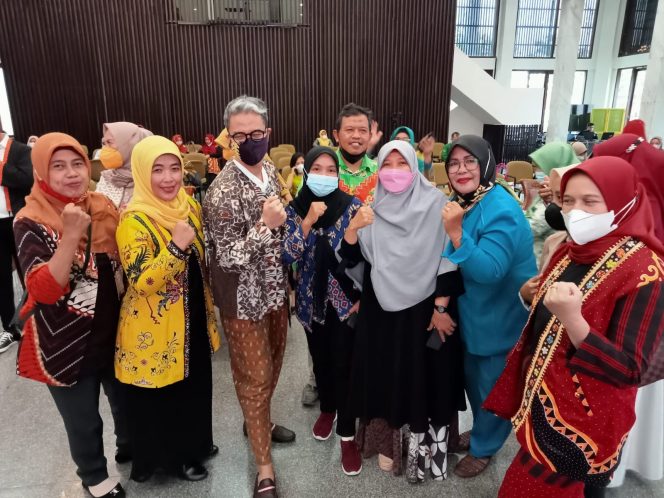
 Foto IST  Kadis Koperasi UMKM dan Perindustrian Lampura Dina Prawitarini didiampingi lima orang Pengrajin saat mengikuti Pelatihan Wastra di Provinsi Lampung, Selasa(23/11).  