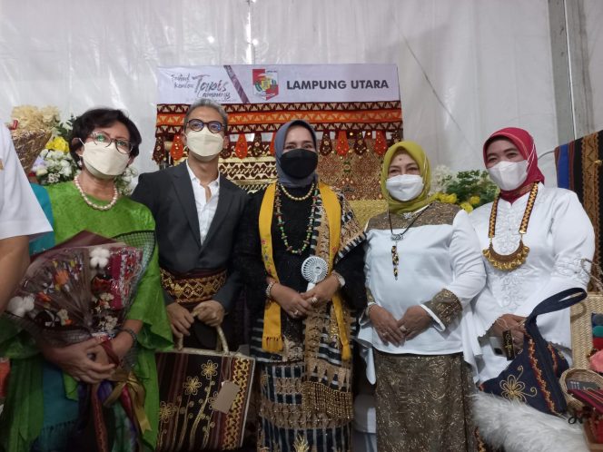 
 Foto IST  Ketua TP-PKK Lampura Hj. Nur Endah Sulastri saya foto bersama dengan Ketua TP-PKK Provinsi Lampung usai memperkenalkan motif kain Tapis khas Lampura, Rabu(24/11).  