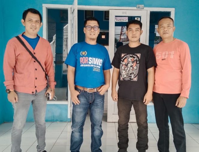
 caption : Atlet PWI Lampura yang berlaga di Porwanas, (dari kiri kekanan) Lutfansyah, Rolly Johan dan Furqon Ari, didampingi Ketua PWI Lampura, Rozi Ardiansyah(paling kanan). foto:Ist
