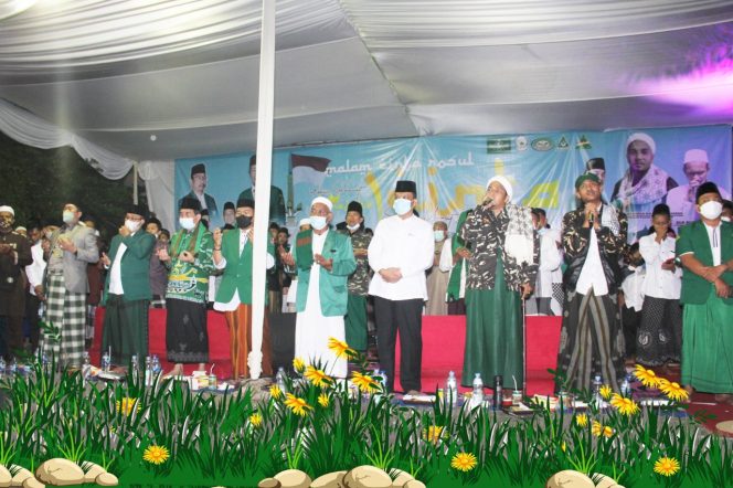 
 Foto IST 
Caption : Habib Abdurahman Bin Hasan Alhadad, saat memimpin shalawat dan doa, bersama Ketua PC NU Lampura KH Sonhaji Azis, dan Ketua PC GP Ansor Lampura Hendrikal Mukroh beserta jajarannya, di Halaman Parkir Stadion Sukung Kotabumi, Jumat(19/11).  