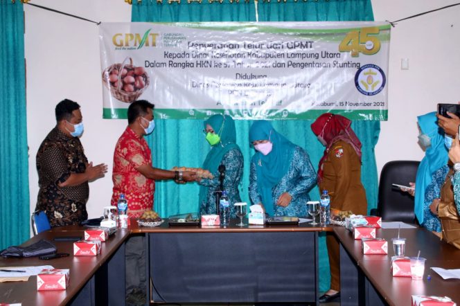 
 Foto Diskominfo Lampura  Ketua TP-PKK Lampura Hj. Nur Endah Sulastri saat menerima bantuan telur dari GPMT, Senin (15/11).