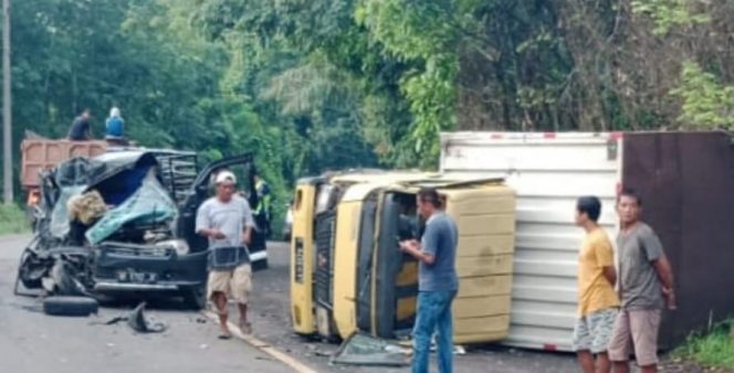 
 caption : Inilah kondisi dua kendaraan yang saling bertabrakan yang terjadi di tikungan tajam depan TPU Kampung Gunung Katun, Baradatu Waykanan Rabu (17/11) pagi. (foto ist)
