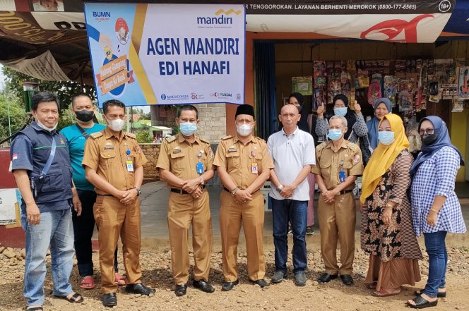 
 Foto IST
Caption : Tim monitoring dan evaluasi Dinas Sosial(Dinsos) Lampura saat hadir di e-warung Desa Bindu Kecamatan Abungkunang.
