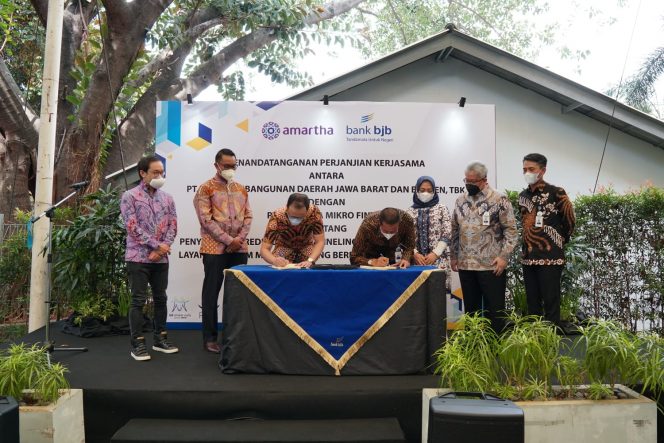 
 caption : Direktur Utama bjb Yuddy Reynaldi dan Direktur Utama PT Amarta Mikrofintek Andi Taufan Garuda Putra melakukan Penandatangan Perjanjian Kerja Sama antara  Bank bjb  dengan PT Amarta Mikrofintek dalam penyaluran kredit UMKM Channeling, pada Rabu, 17 November di Jakarta.