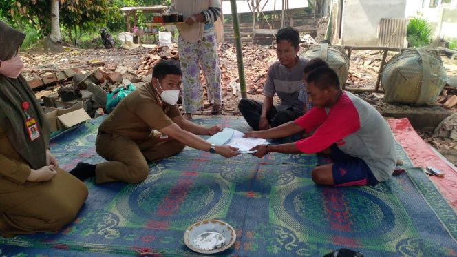 
 CAPTION : Tampak Kadisdukcapil Lampura Khairul Anwar didampingi Kabid dan Kasinya saat menyerahkan secara langsung berkas Adminduk bagi korban kebakaran, Senin (6/12). Foto RIA  