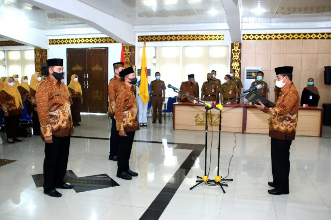 
 Foto Diskominfo Lampura  caption : Bupati Lampura saat mengukuhkan Anggota PWRI, Senin (13/12).
