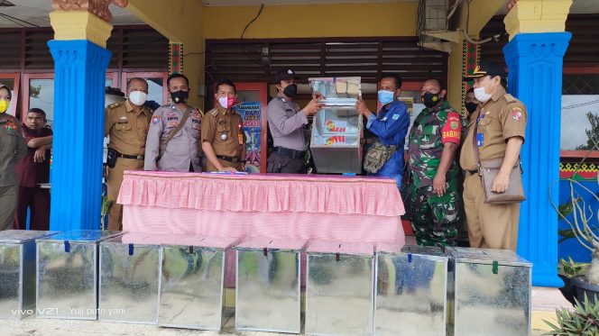 
 caption : Penyerahan secara simbolis logistik Pilkades Kecamatan Bunga Mayang  