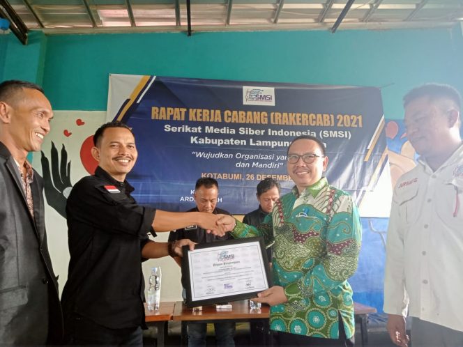 
 caption : Dekan FHIS UMKO, Suwardi saat menerima penghargaan
