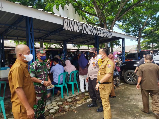 
 Foto RIA  caption : Kadisdag Lampura Hedri Saat meninjau Pelaksanaan Vaksinasi.  
