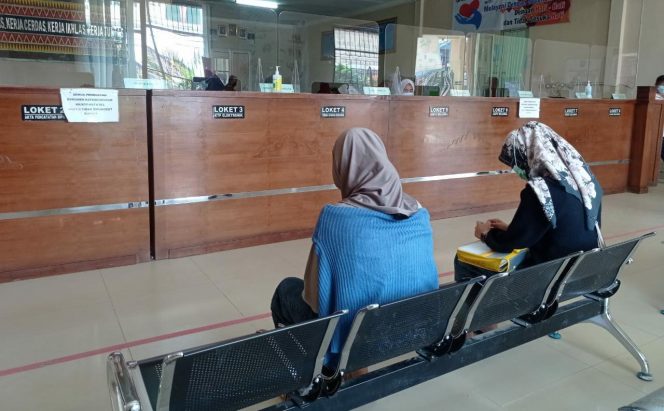 
 Foto RIA  Tampak Masyarakat saat menunggu untuk melengkapi berkas Adminduk, Rabu(1/12).  