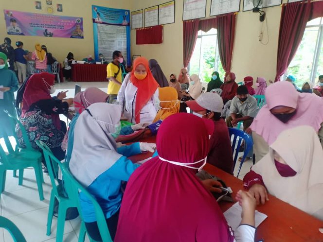 
 caption : Suasana vaksinasi massal yang digelar diaula kantor Camat Kotabumi Utara  