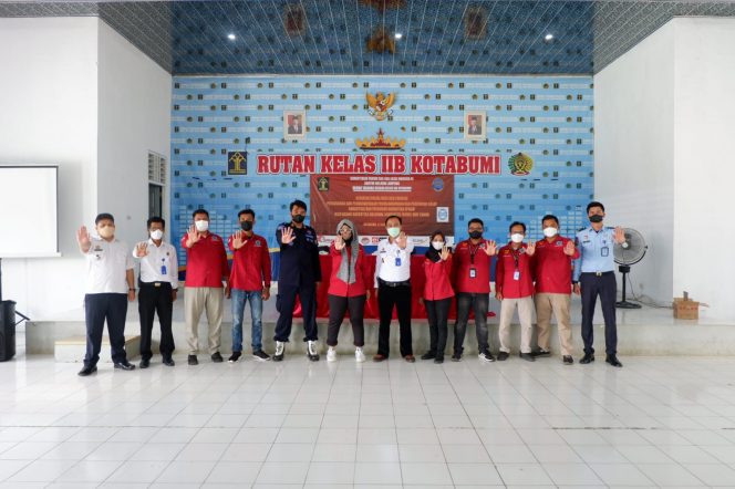 
 caption : Kepala Rutan Kelas IIB Kotabumi, Mukhlisin Fardi, Kepala Lapas Kelas IIA Kotabumi, Endang Lintang Hardiman, yang diwakili oleh Kepala Kesatuan Pengamanan Lembaga Pemasyarakatan (KPLP) Beni Umayah, para Pejabat Struktural Rutan Kotabumi, foto bareng usai menggelar kegiatan sosialisasi
