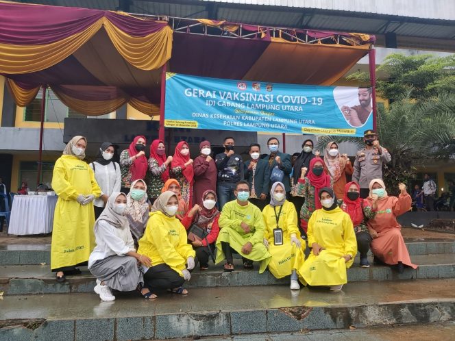 
 caption : Tampak petugas Kesehatan dari Puskesmas saat membuka posko Vaksinasi di Stadion Sukung Kotabumi, Minggu (26/12). 
