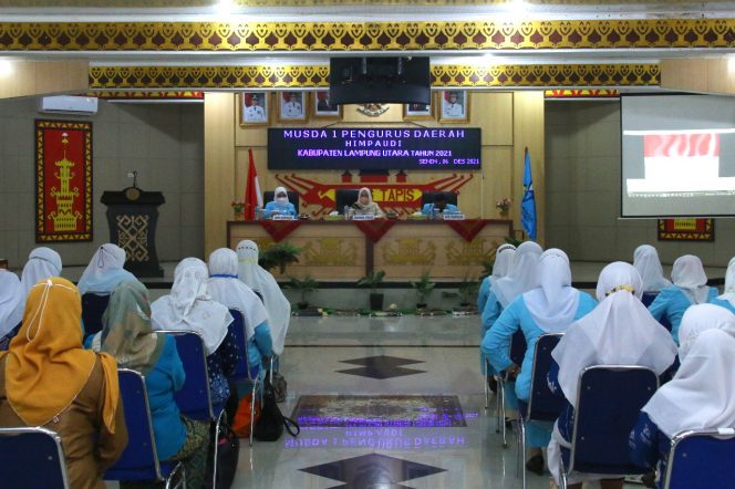 
 caption : Musda: Bunda PAUD Lampura Hj. Nur Endah Sulastri saat membuka Musda II HIMPAUDI Lampura di Aula Tapis, Senin (6/12). Foto Diskominfo Lampura
