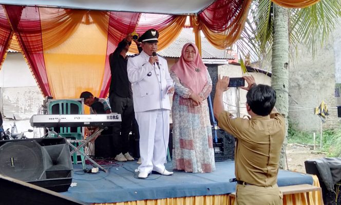 
 Caption : Kades Candimas terpilih didampingi istri saat memberikan sambutan dan ucapan terimakasih pada acara syukuran yang diadakan di kediamannya, Senin (20/12). Foto iaz  