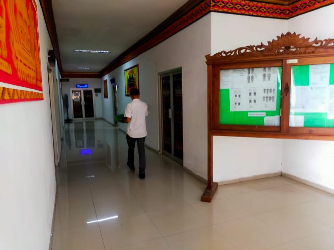 
 caption : Tampak lorong menuju beberapa Bagian di Kantor Pemkab Lampura yang begitu lengang. foto dibidik sekitar pukul 11.00 WIB  