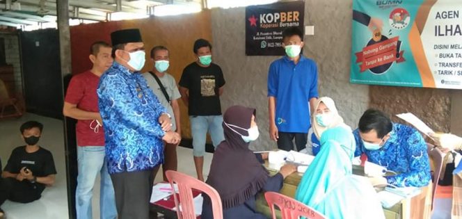 
 caption : Lurah Kotabumi Udik, Desputra Adami memantau langsung pelaksanaan vaksinasi 