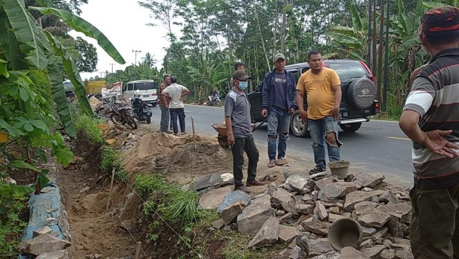  
caption : Konsultan melakukan pengecekan dan pemeriksaan kualitas pekerjaan Pembangunan pasangan mortal yang berada di Jalan Lintas Tengah Sumatera (Jalintengsum),  desa Bandar Putih, Kecamatan Kotabumi Selatan
