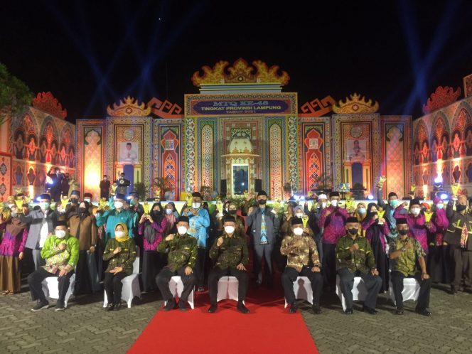 
 caption : Tampak para Kafilah Juara MTQ saat menunjukkan tropi penghargaan yang diberikan SekdaProv. Foto IST
