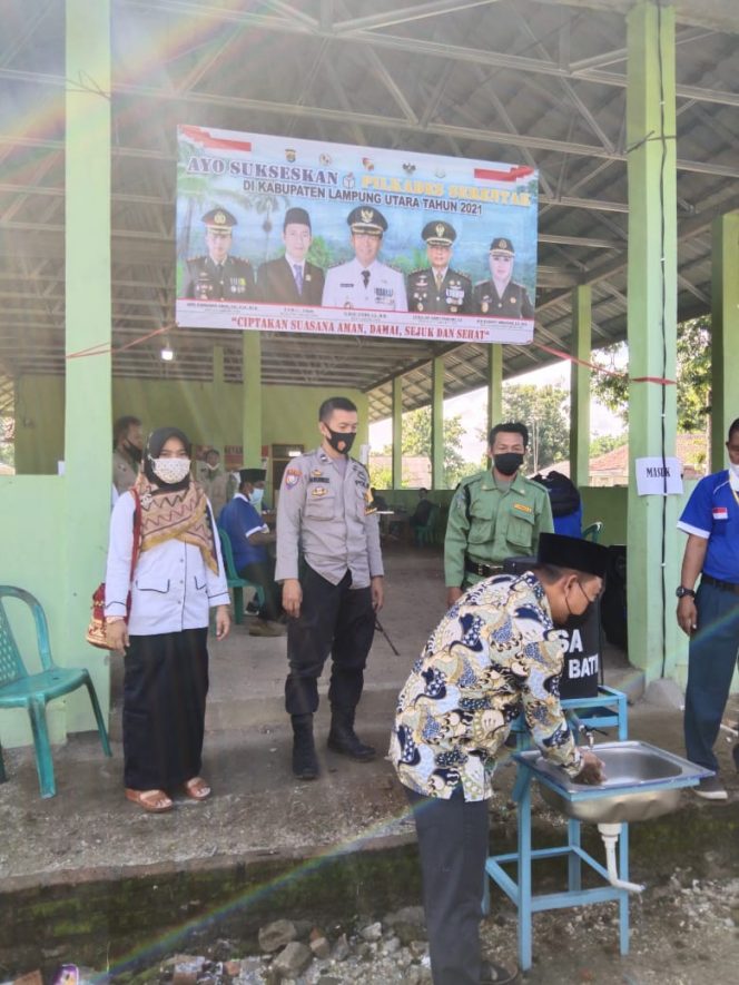 
 caption : Darma Arif, Calon Kades Gedung Batin (tengah mencuci tangan), yang ancam akan laporkan pada polisi indikasi money politic pada Pilkades Gedung Batin yang baru lalu
