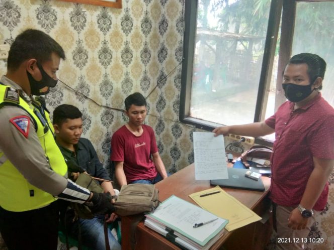 
 caption : Kedua pemuda yang diamankan Satlantas Polres Lampura
